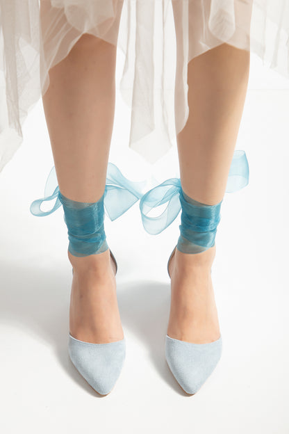 Fiona - Zapatos de tacón de ante azul con cinta de tul