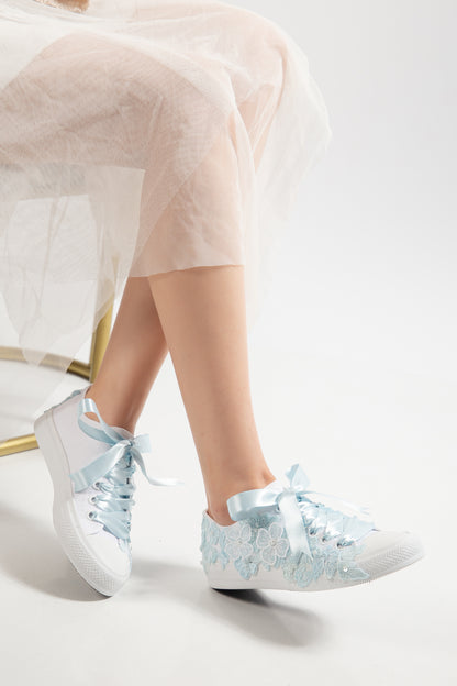 Zapatilla de novia de encaje azul Serenelle