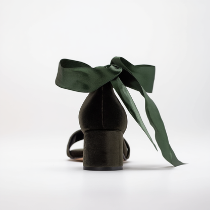 Athena - Sandalias de terciopelo verde oliva con cinta