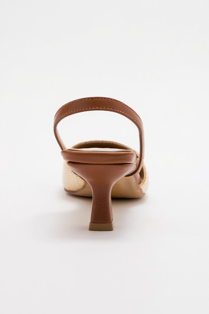 Zapato de salón con punta fina color beige oscuro (mujer)
