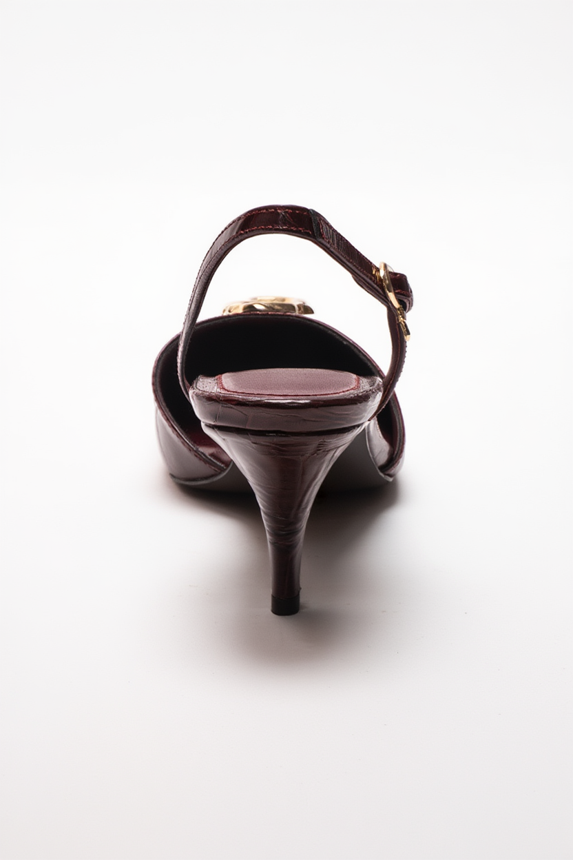 Yvella - Zapatilla de tacón de aguja con puntera en punta y hebilla de charol color burdeos (Mujer)