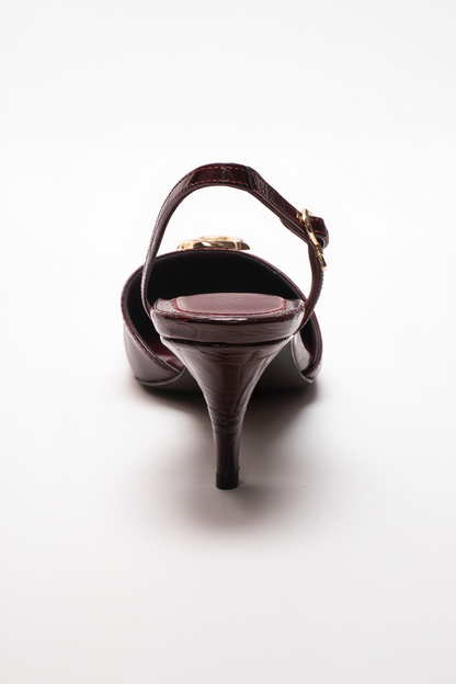 Yvella - Zapatilla de tacón de aguja con puntera en punta y hebilla de charol color burdeos (Mujer)