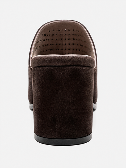 Toen Brown - Back View AI 4K
