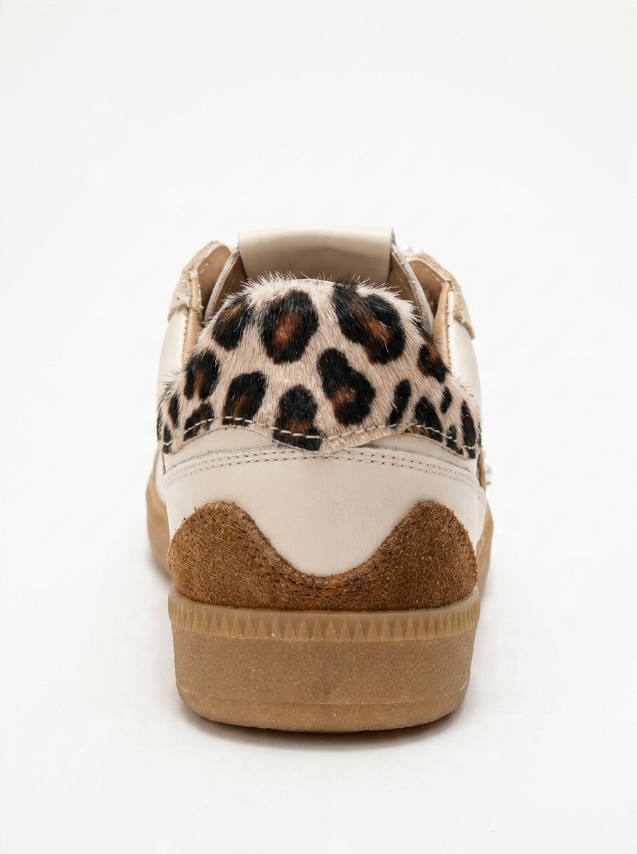 Taren - Zapatillas de cuero beige con hebilla de perlas (Mujer)