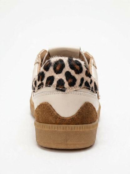 Taren - Zapatillas de cuero beige con hebilla de perlas (Mujer)