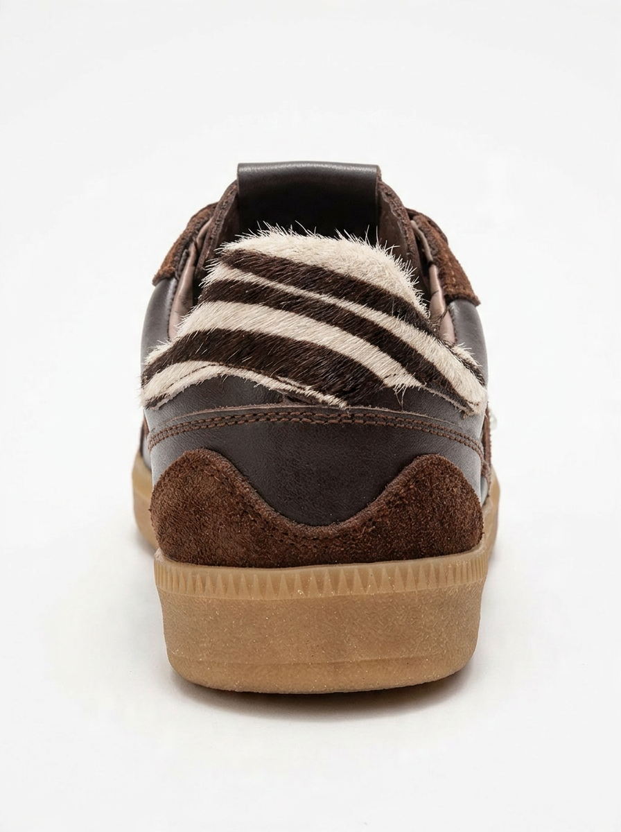 Taren - Zapatillas de cuero marrón con hebilla de perlas (mujer)