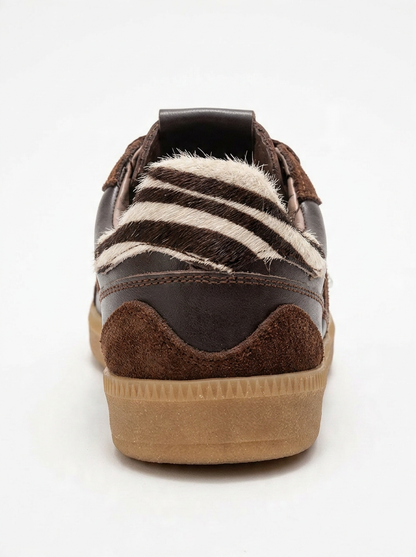 Taren - Zapatillas de cuero marrón con hebilla de perlas (mujer)