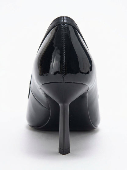 Rona - Zapatilla de tacón de punta fina de charol negro (Mujer)