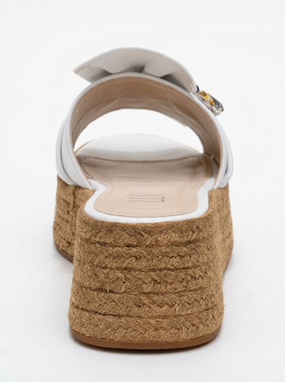 Sandalia de plataforma con lazo Shara White y hebilla de abeja (Mujer)
