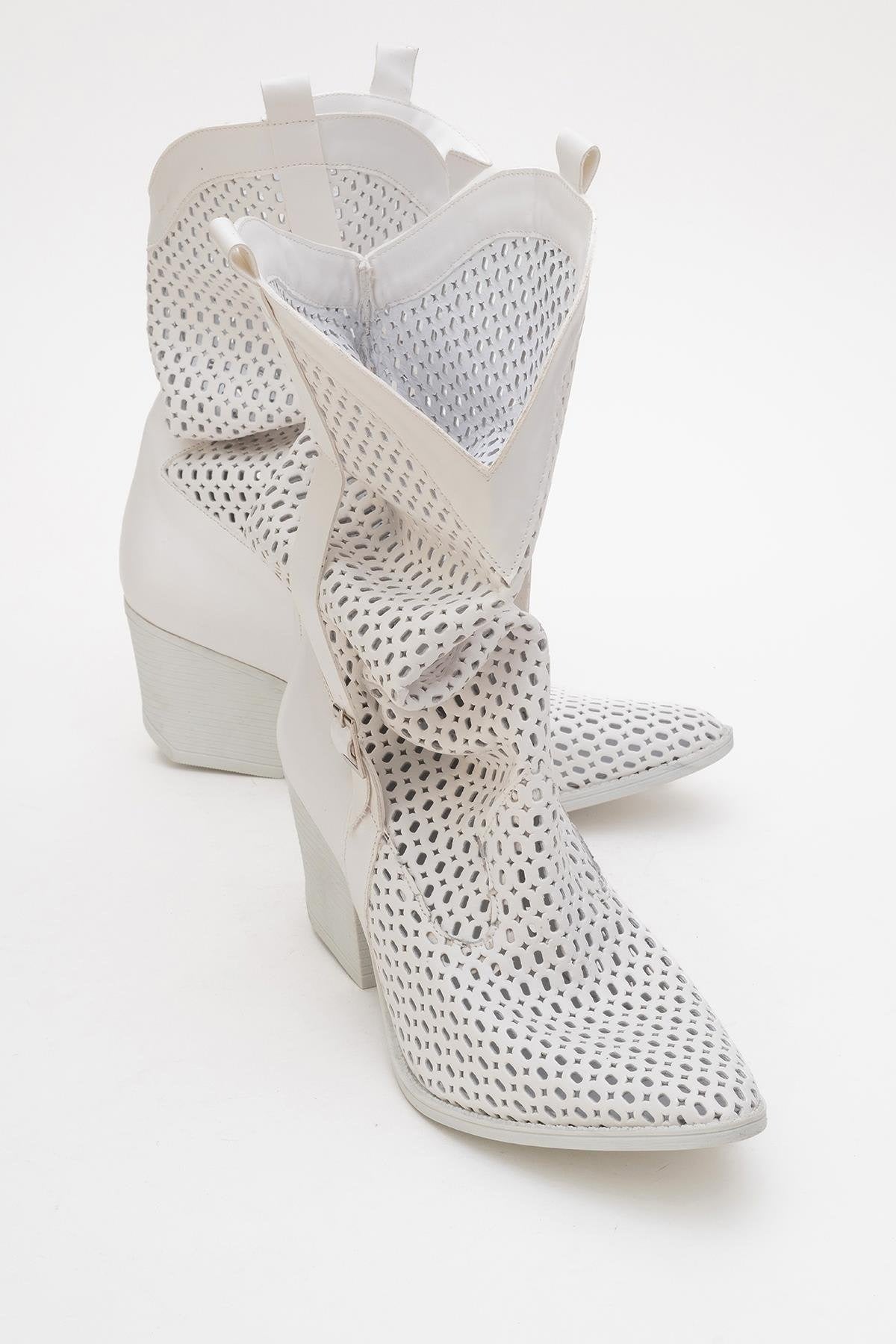 Larry White Elasticated Block Heel Boot (Women)