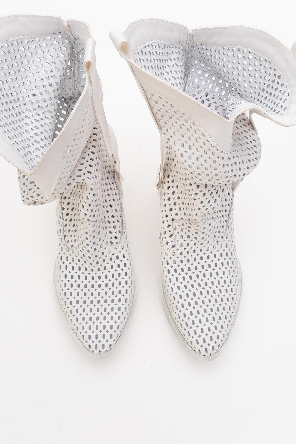 Larry White Elasticated Block Heel Boot (Women)