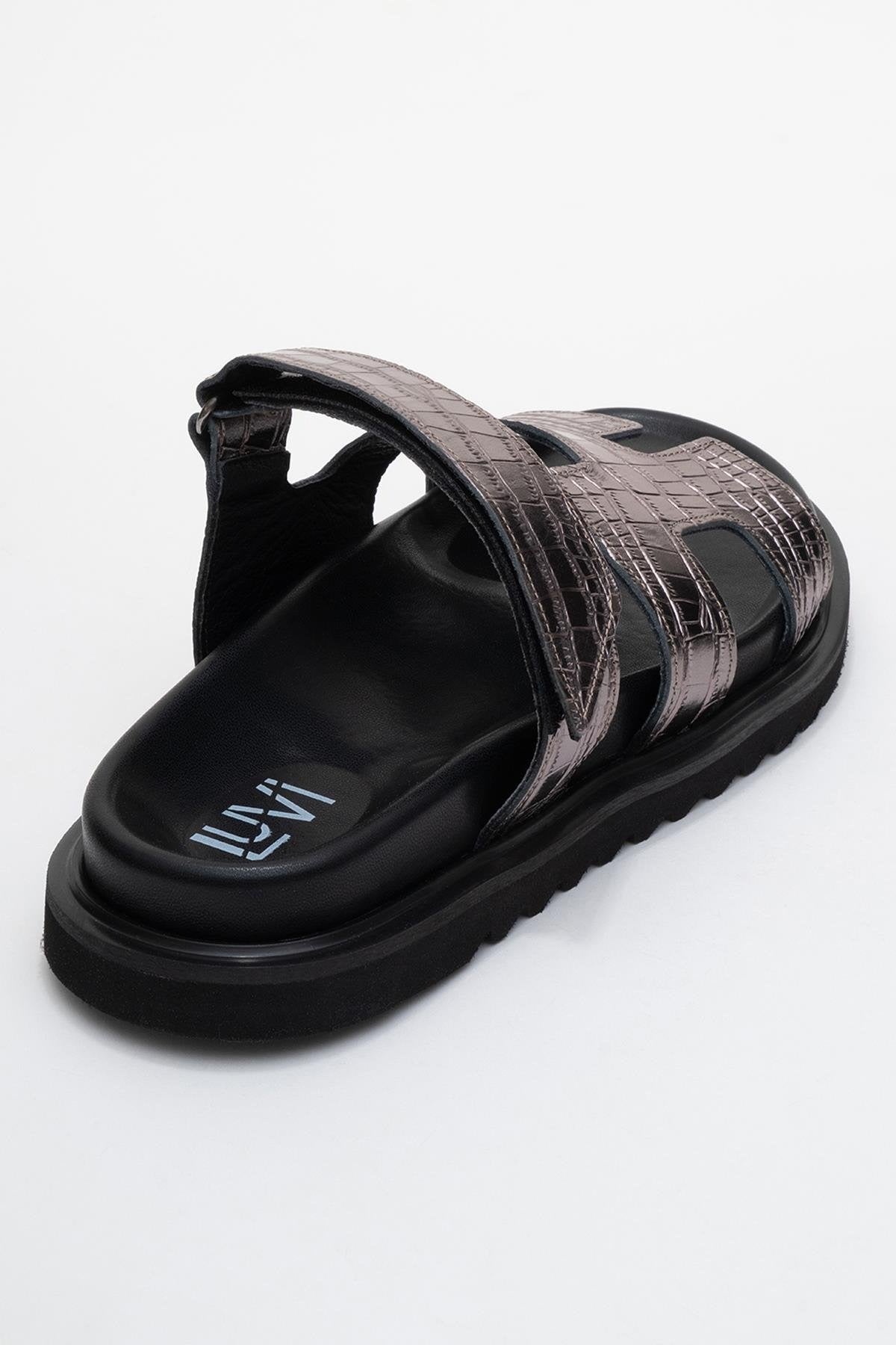 Loana Platinum Leather Slide Sandal (Women)