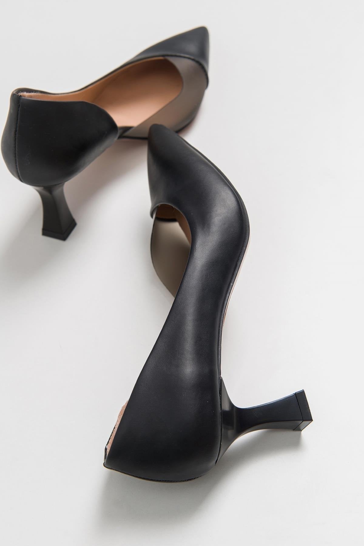 Vera Black Pointed Toe Pump (Women)